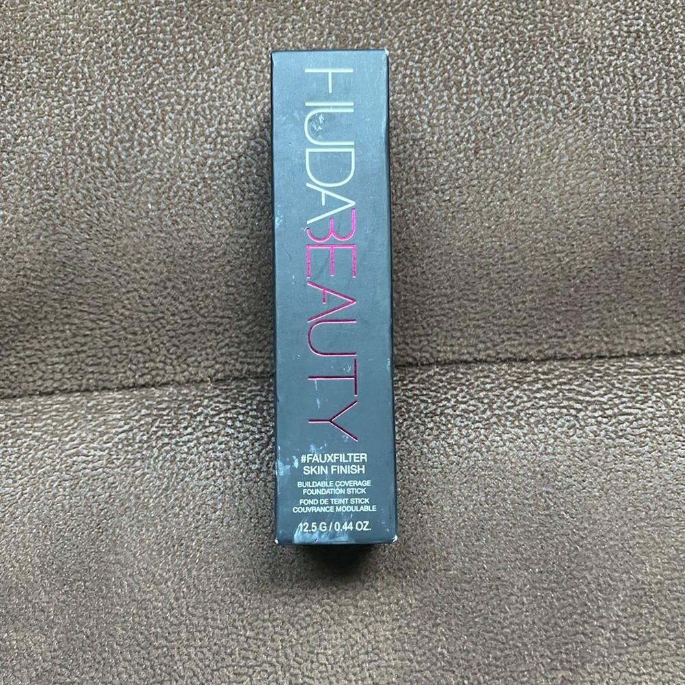 HUDA BEAUTY Foundation in Cashew
